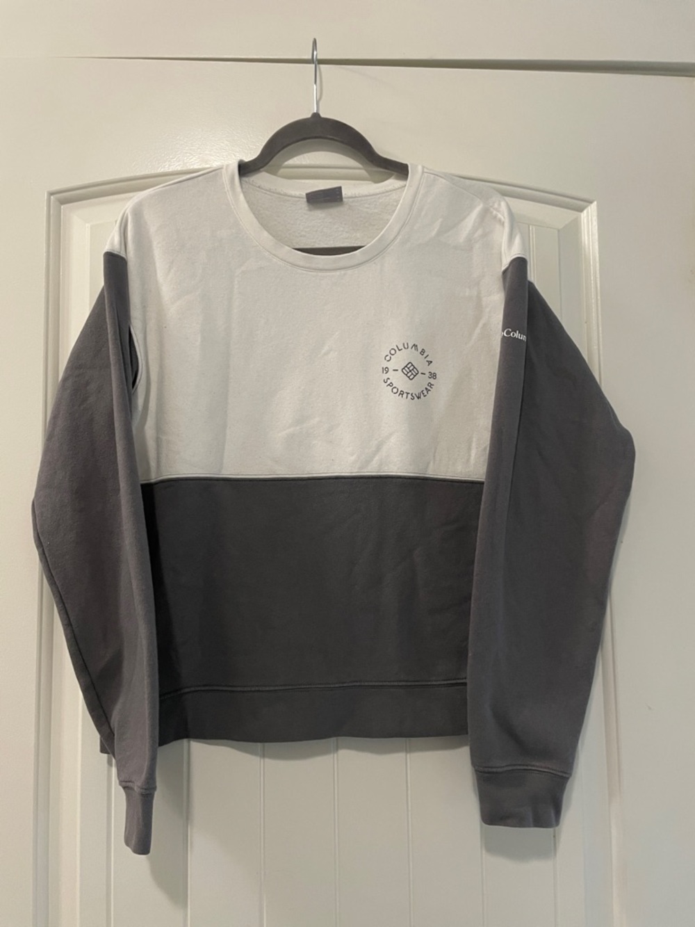 Columbia Two-Tone White and Gray Crewneck Sweatshirt